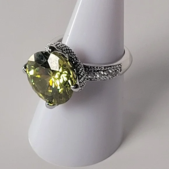 Silver Tone Yellow‎ Green Peridot Color Glass Stone Round Ring Pave Size 7.75