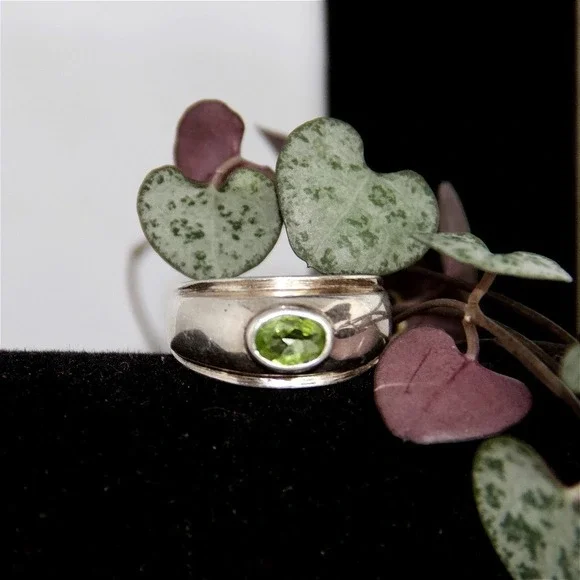 VTG Sterling Silver Peridot Oval Bezel Wide Band Ring Size 8 August Birthstone