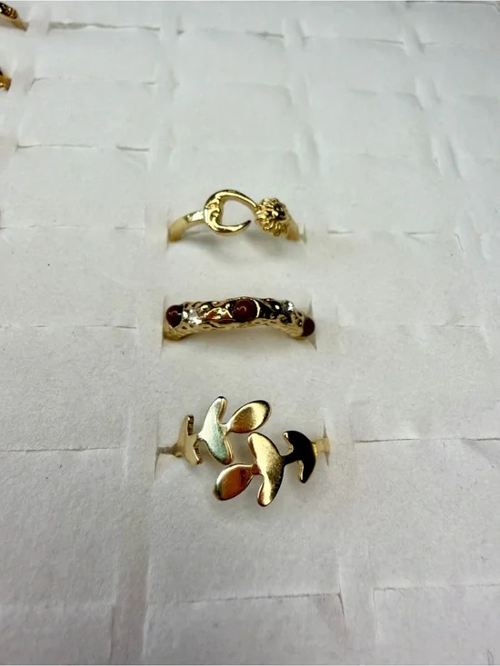 Gold-Tone Leaf Accent Women’s Ring