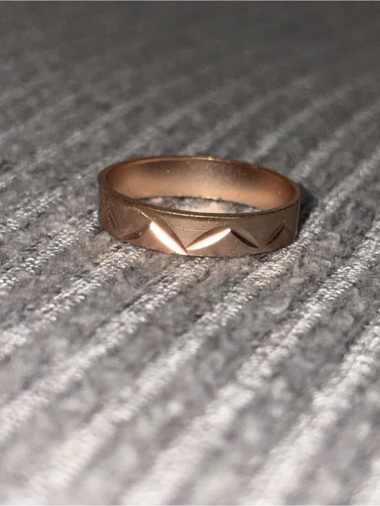 Vintage size 6-6.5 copper tone engraved triangular patterned ring