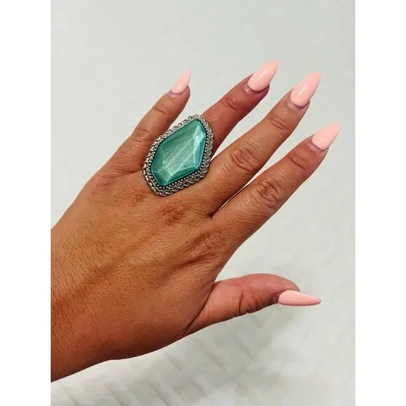 GORGEOUS RING - SIZE 7/8‎