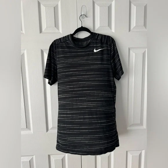 Nike Fitted Black & Charcoal Grey Abstract Striped Performance Tee M