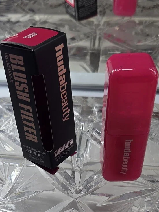 HUDA BEAUTY Blush Filter Soft Glow Liquid Blush in the shade Intense Guava