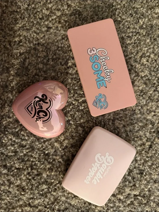 Kimchi Chic Beauty Pink Heart & Pink Palettes Blush Trio