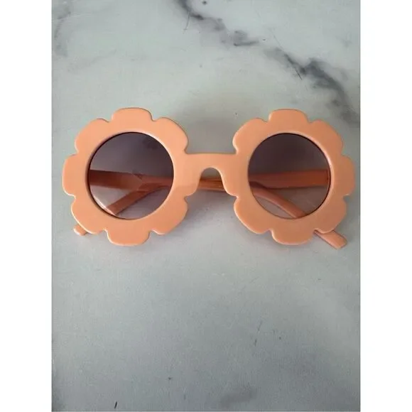Lacey Lane coral sunnies flower shaped sunglasses girls 2-5 year summertime 70s