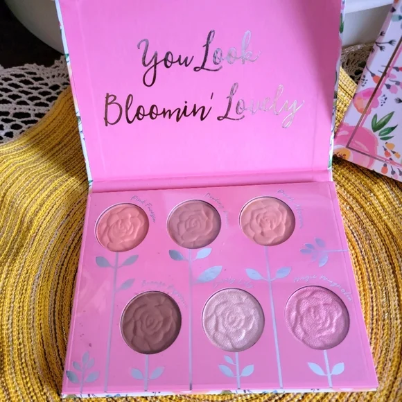 🎉❤️🎉HP -Bloomin' Blush Face Pallette