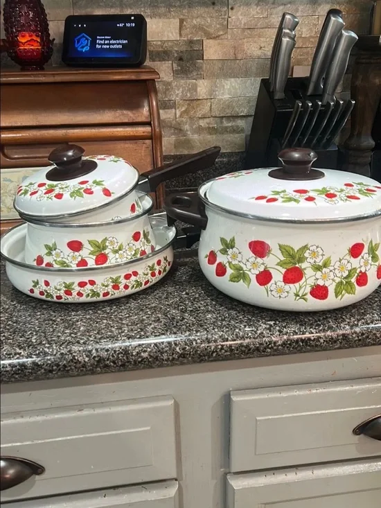 Vintage White Strawberry-Print Enamel Cookware Set - Classic White
