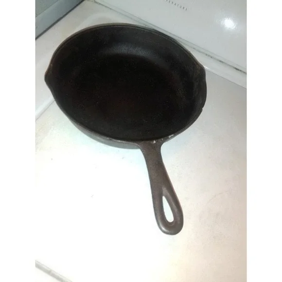 Vintage Cast Iron Double Spout Made In U.S.A Skillet With A Heat Ring On The...