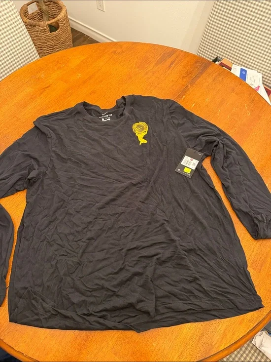 Nike Men’s Black Long-Sleeve Tee with Yellow Chest Graphic xxl