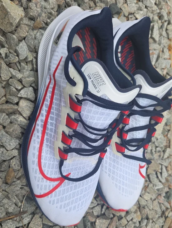Nike Men's Athletic Running Shoes White with Red and Navy