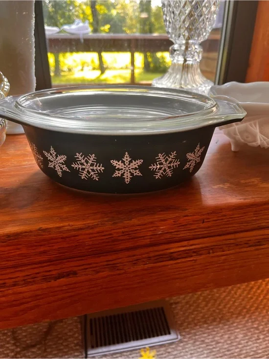 Vintage Pyrex Snowflake Black Casserole Dish with Glass Lid