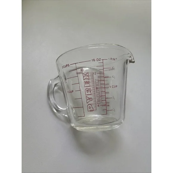 PYREX 516 Glass Measuring Cup Red Lettering Closed D Handle 2 Cup Vintage