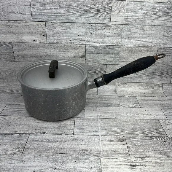 Vintage Wear-Ever Aluminum No. 701 1/2 Pot Sauce Pan Wooden Handle Lid 1.5‎ QT
