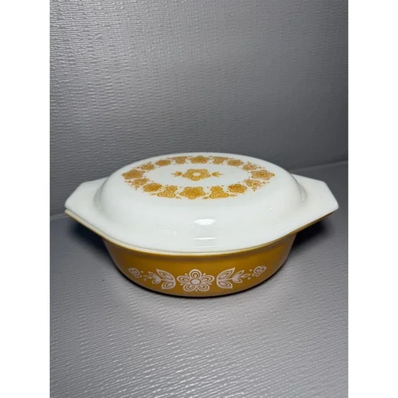 Vintage Pyrex Butterfly Gold 043 Oval Casserole Dish with Lid 1.5 Quart Yellow