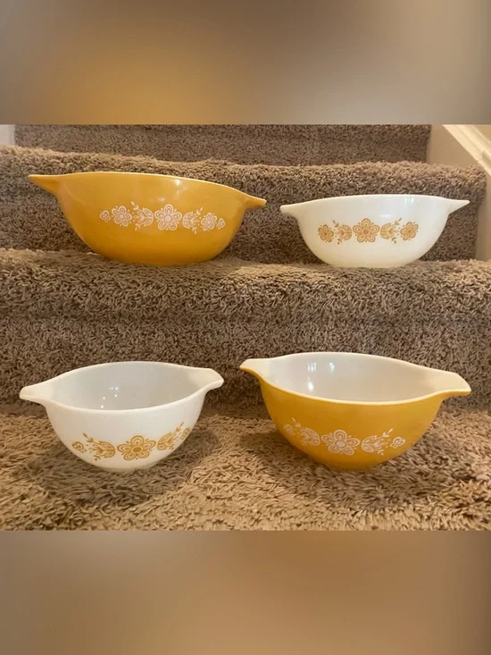 Pyrex 441 442 443 & 444 Yellow & White Mixing Bowl Set - Retro Style (Set of 4)