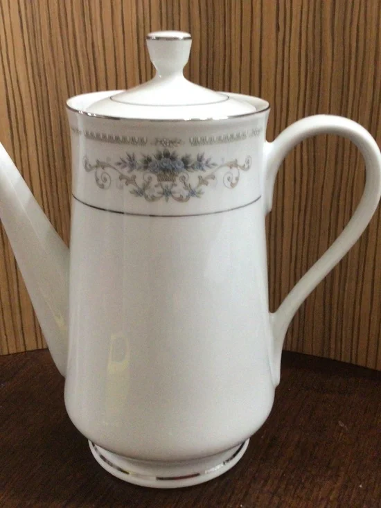 Diane pattern by Wade coffee/tea pot. Excellent shape.from 1960