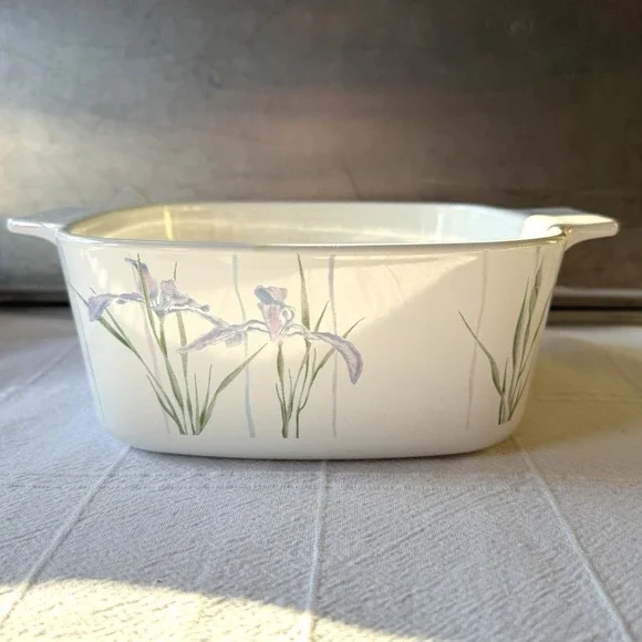 Vintage Corning Ware Shadow Iris casserole dish 1.5 L A-1 1/2 -B