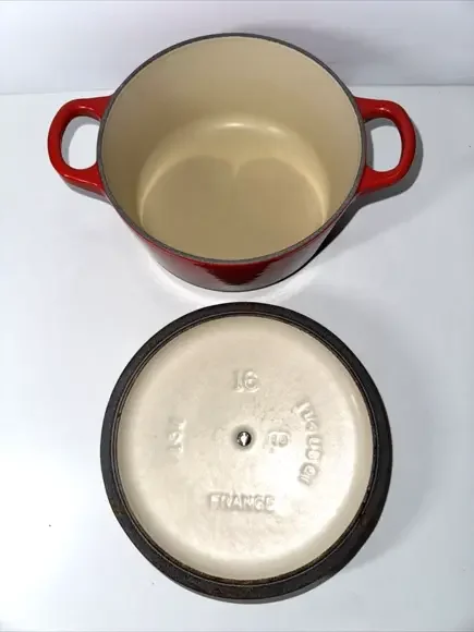 Le Creuset Cocotte Ronde 6.5 Inches 1.25 qt Cerise Red Cast Iron‎ HTF EUC