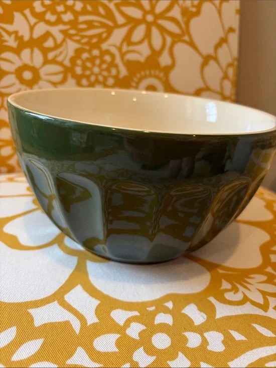 Williams-Sonoma  Green 8” Ceramic Mixing Bowl w/ cream rim & interior no chips