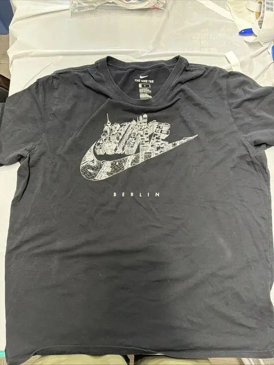 Nike The Nike Tee Berlin Black Graphic Logo Men's Cotton Crew Neck T-Shirt XL