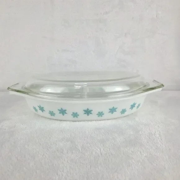 Vintage Pyrex 063 1.5 Qt Oval Divided Casserole Dish w/ Lid & Handles Snowflake
