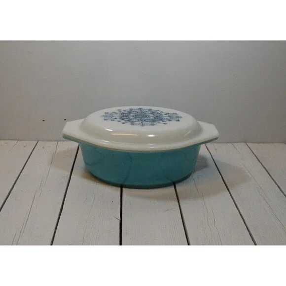 Vintage Pyrex Blue Doily Oval Casserole #043 with Lid