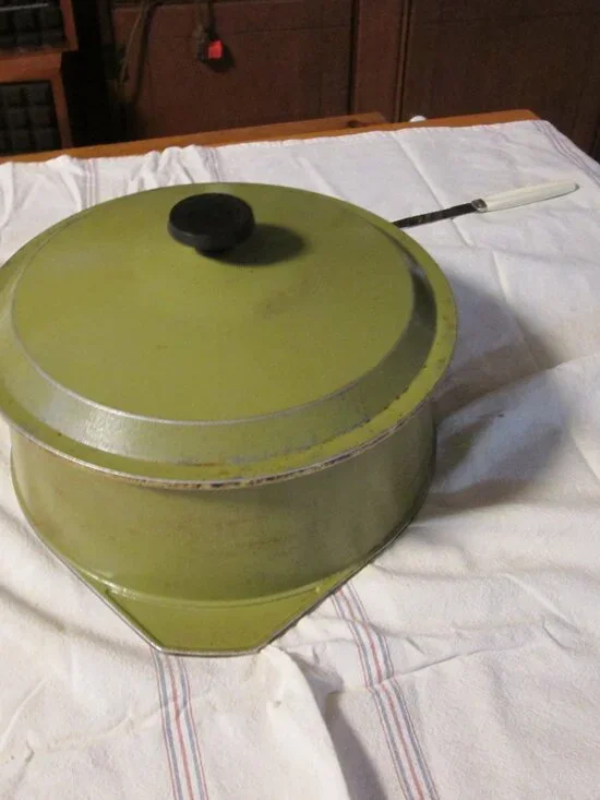 5 quart West Bend heavy cast aluminum avocado green with lid Dutch oven