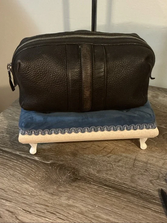 Authentic Gucci Dark Brown Pebbled Leather Toiletry Dopp Kit 9x3.5x4 GUC