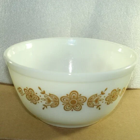 Vintage Pyrex 1.5 Qt Mixing Nesting Bowl White & Gold Butterfly Pattern 402 MINT