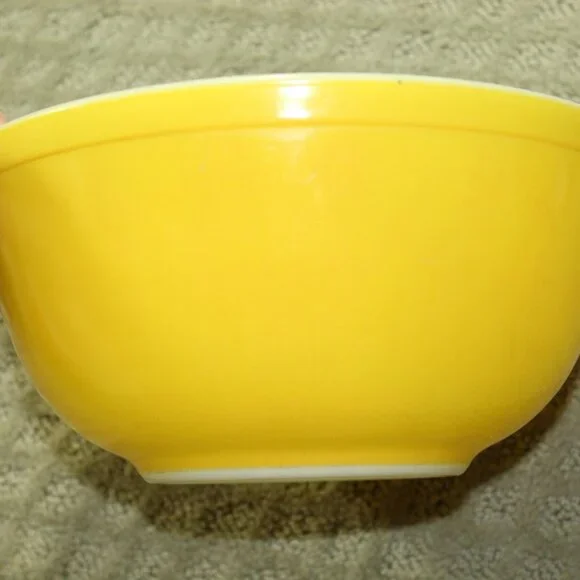Vintage PYREX Bright Yellow Mixing Nesting Bowl 403 2 1/2 Qt from 50’s  Pristine