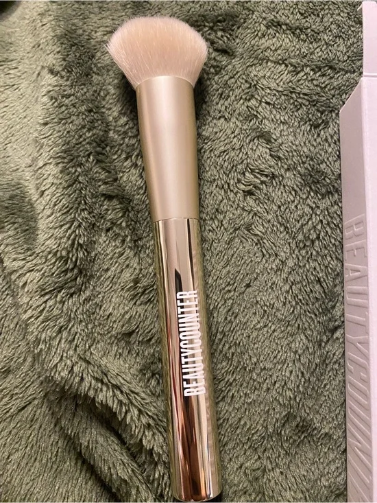Beautycounter Cream Bronzer Brush in Champagne Gold