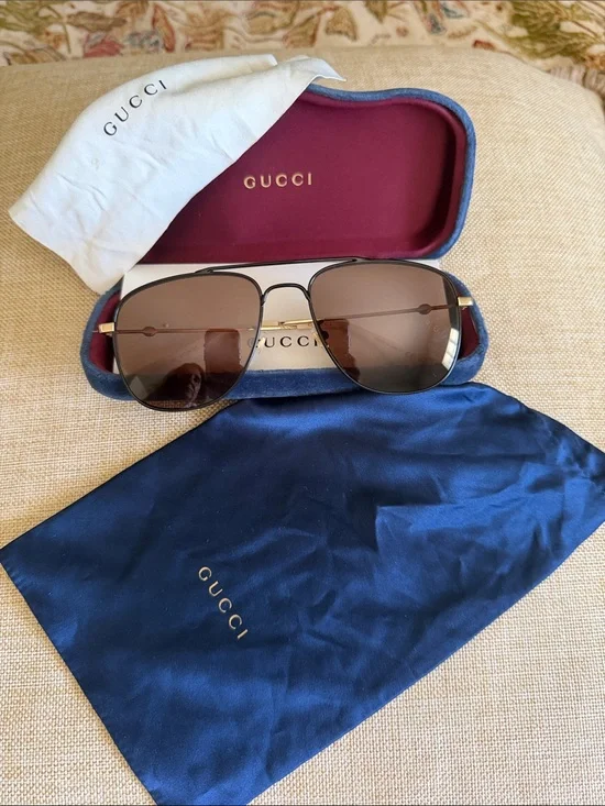 Gucci GG0514S aviator sunglasses!NIB/Unisex. Gucci logo on lense & arms and Bee