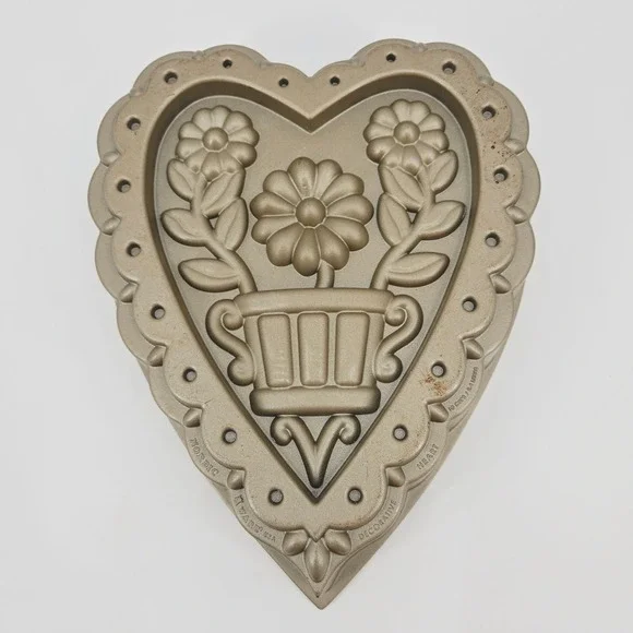 Nordic Ware Decorative Heart‎ Flowers Bundt Pan 10 Cup Cast Aluminum USA