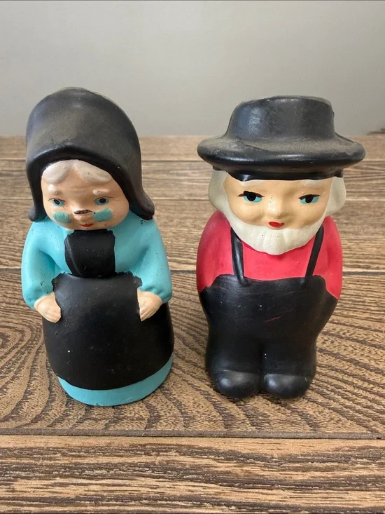 Vintage Amish Husband & Wife Farmers Hand painted Ceramic Salt & Pepper Shakers