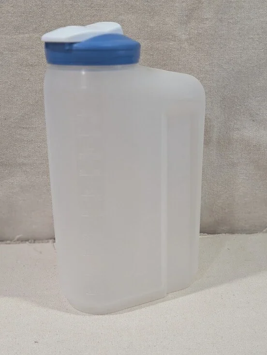 Rubbermaid 0459 Servin' Saver 2.75 Qt Beverage Pitcher Blue Lid Picnic Party