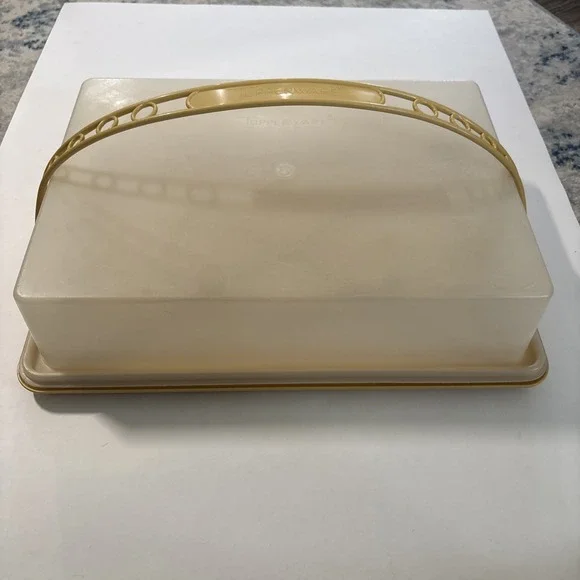 Tupperware Rectangular Cake Taker W/Handle Gold 15