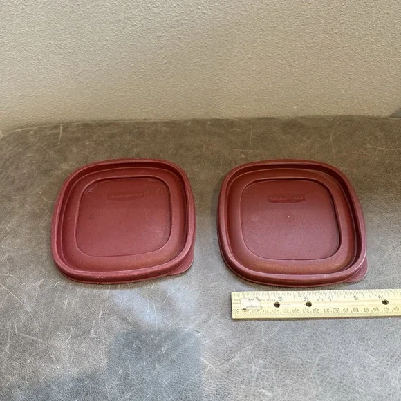 2 RUBBERMAID 7J64 Easy Find Burgundy Square Cover‎ 6-1/2