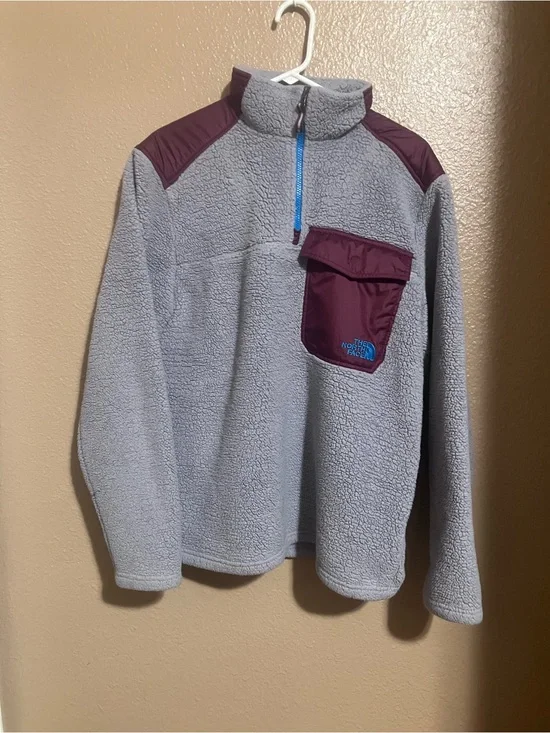 The North Face Men’s Light Gray Sherpa Pullover with Maroon Pocket