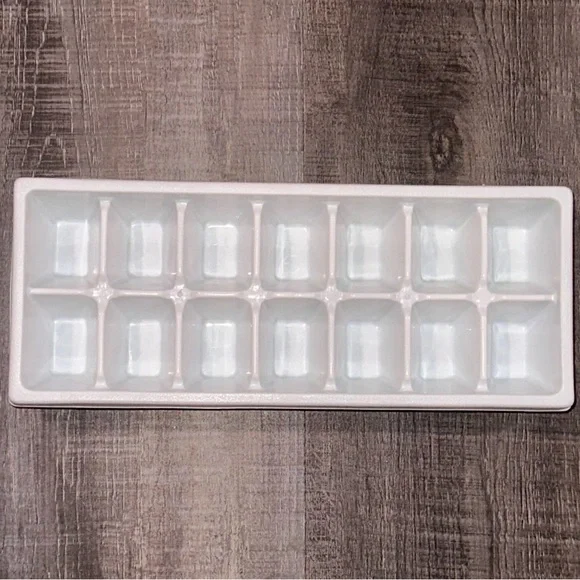 💞 New Classic White Ice Cube Tray
