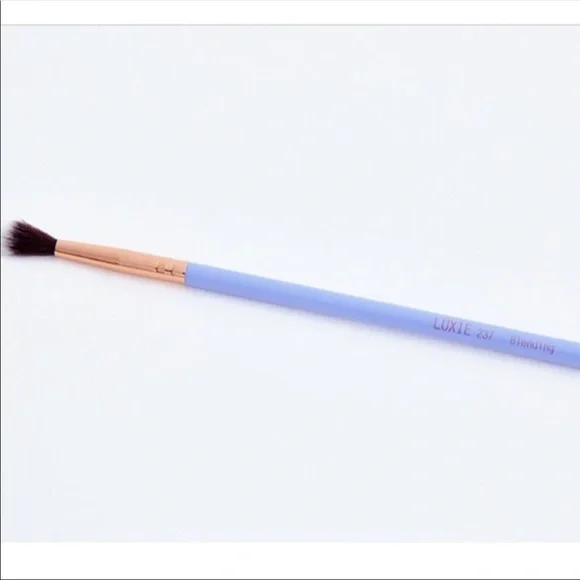 Luxie beauty periwinkle blending brush 237