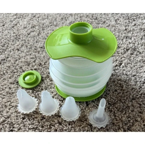Tupperware 6255A-1 Green Squeeze-It Cake Decorator & 4 tips