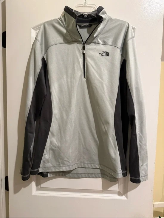 The North Face Men's Light Gray and Black Quarter-Zip Pullover