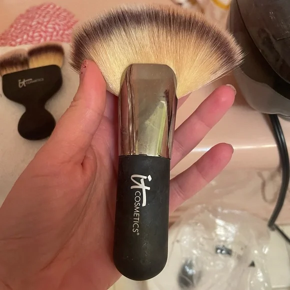 IT Cosmetics barely used and cleaned heavenly luxe mega Fan contour Brush