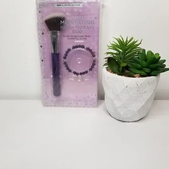 It cosmetics contour brush and bracelet set
