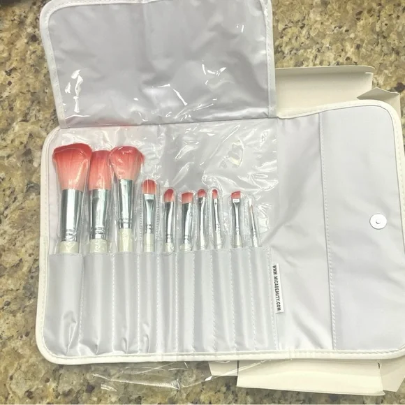 New In Packaging Mica Beauty Deluxe Cosmetics 10 Makeup Brush Travel Case Set