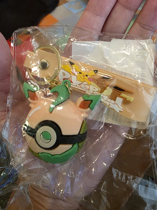 Pokémon Leafeon Poke Ball Keychain