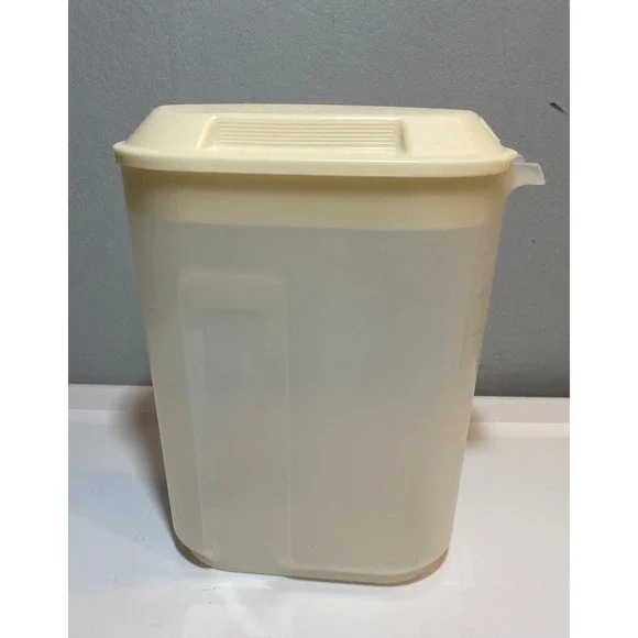 Rubbermaid Servin Saver Pitcher 2.25 Qt 2.1 L Vintage Almond Lid 0940 1091‎