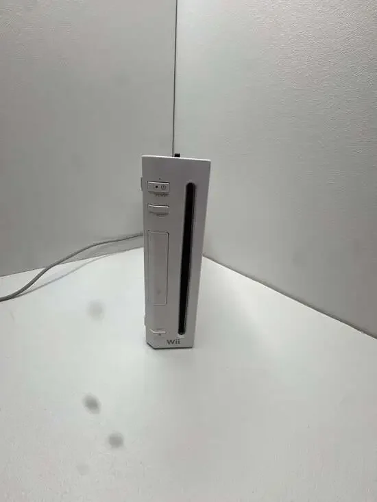Nintendo Wii RVL-001 White Console with Wii Remote and GameCube Memory Card