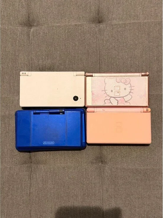 4 broken Nintendo Handhelds