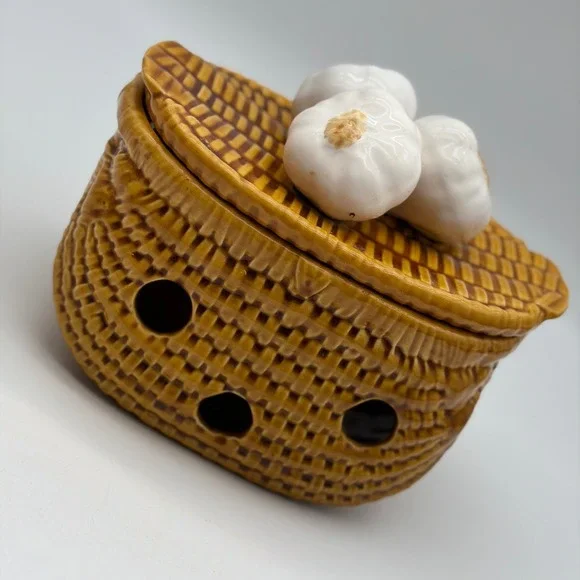 Ceramic Garlic Keeper Woven Basket Style Storage Jar with Garlic Bulb Lid Brown